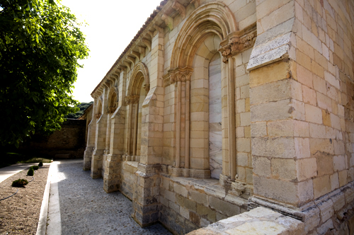 Vestíbulo exterior de la iglesia de San Andrés del Arroyo